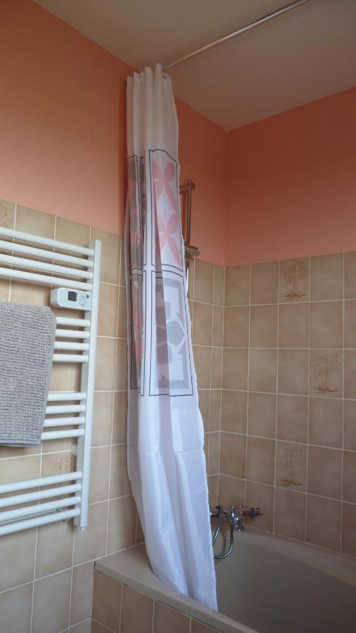 Maison De Vacances Pour 6 Personnes Avec Piscine Lainsecq Εξωτερικό φωτογραφία